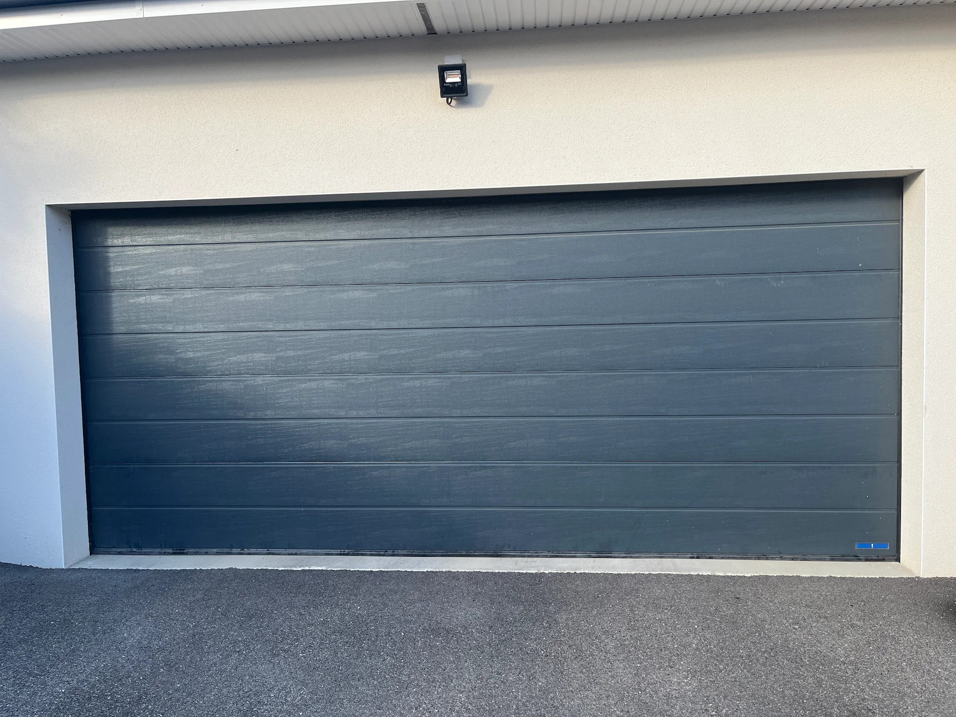 Après - Remise en état d'une porte de garage sectionnelle à Chavanoz