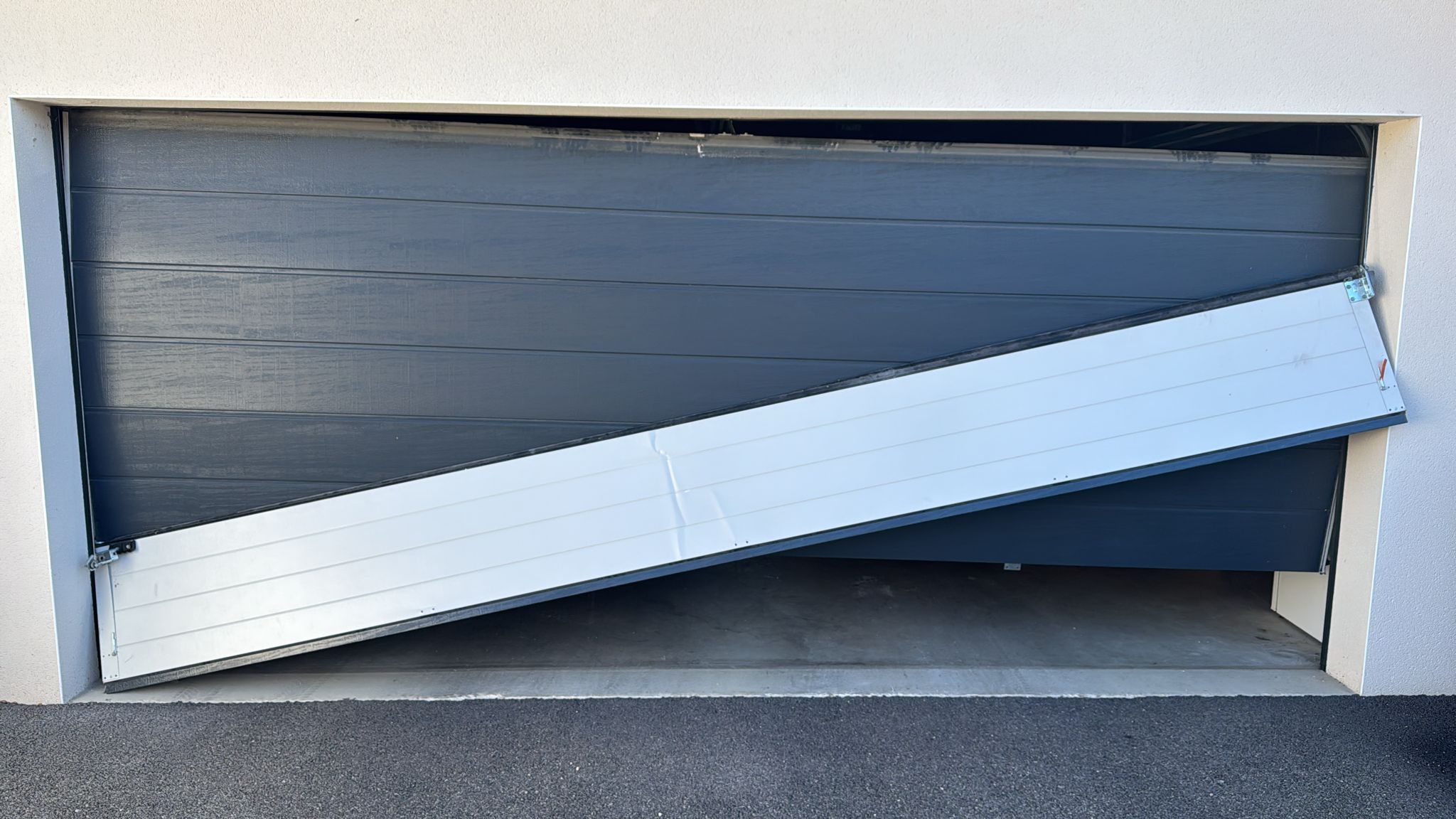 Avant - Remise en état d'une porte de garage sectionnelle à Chavanoz